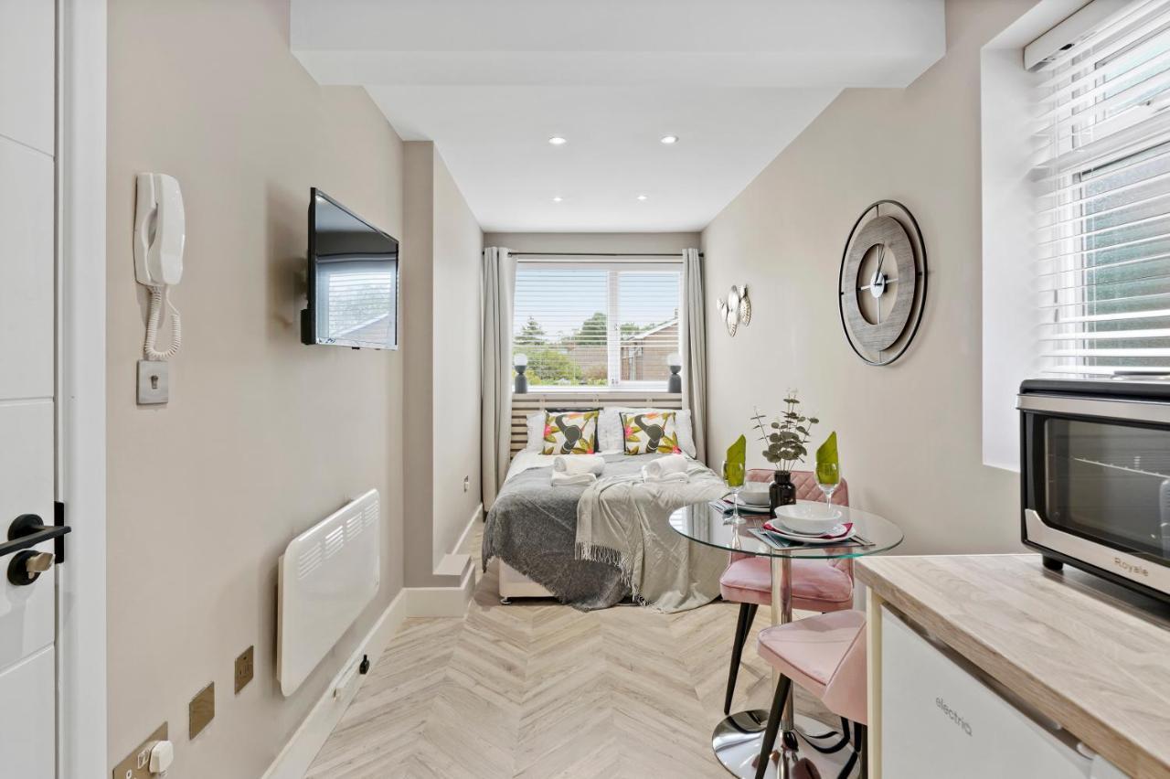 Apartament Boutique Heathrow Studio'S - Parking - Garden Harmondsworth Zewnętrze zdjęcie