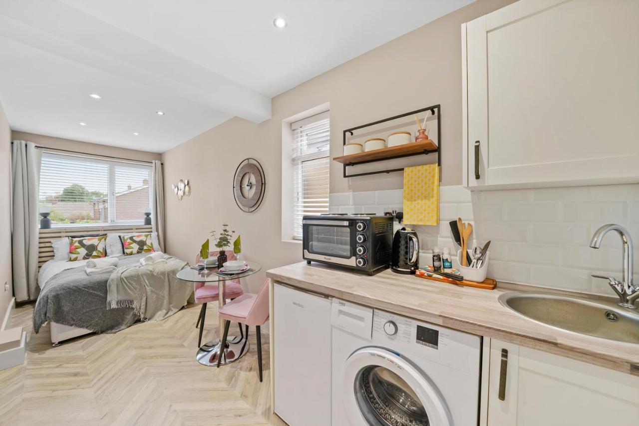 Apartament Boutique Heathrow Studio'S - Parking - Garden Harmondsworth Zewnętrze zdjęcie