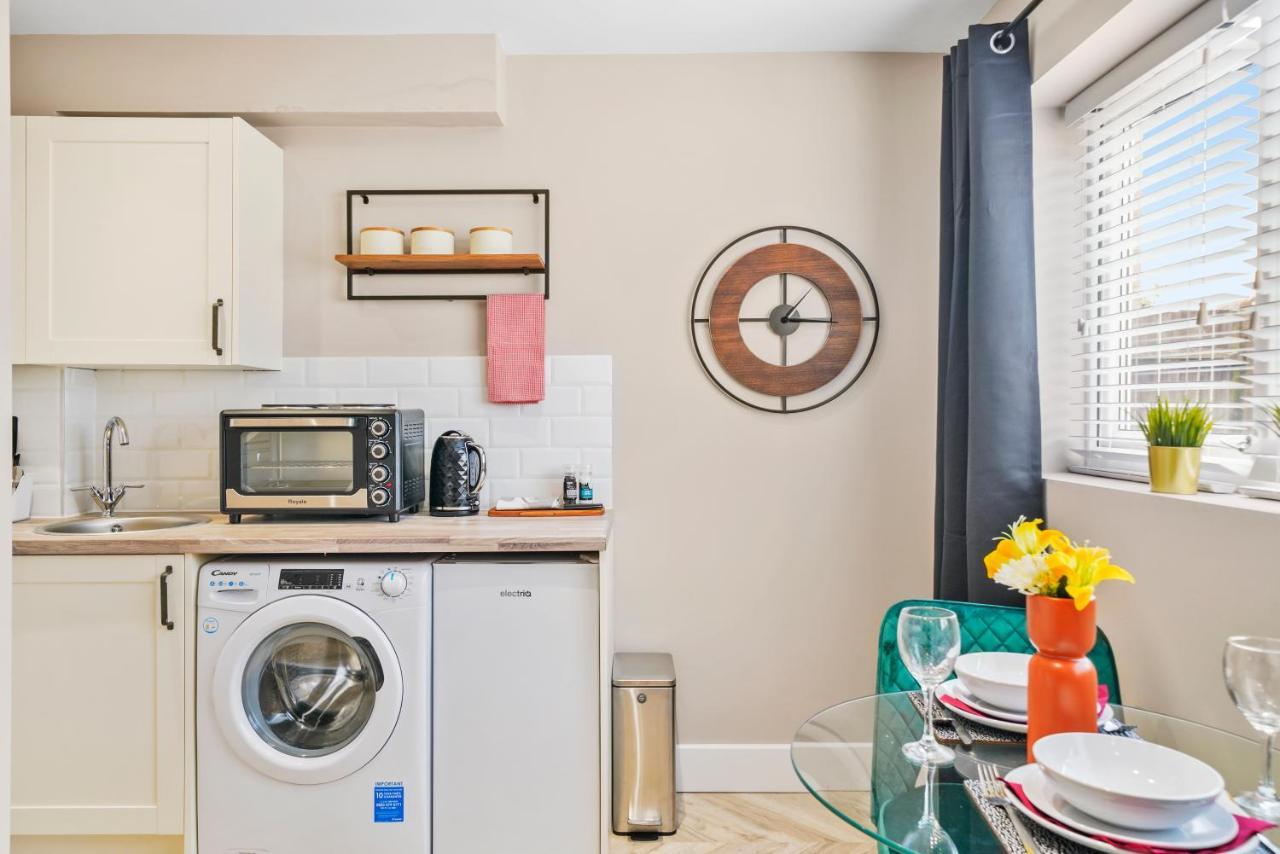 Apartament Boutique Heathrow Studio'S - Parking - Garden Harmondsworth Zewnętrze zdjęcie