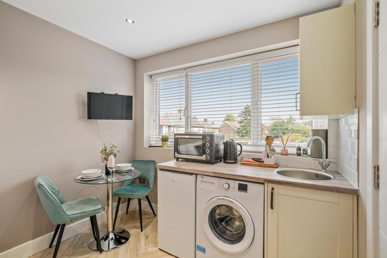 Apartament Boutique Heathrow Studio'S - Parking - Garden Harmondsworth Zewnętrze zdjęcie
