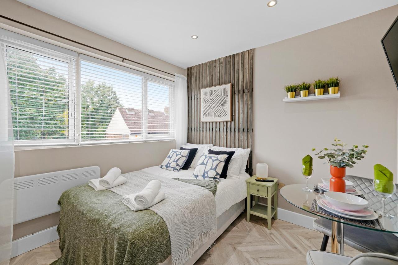 Apartament Boutique Heathrow Studio'S - Parking - Garden Harmondsworth Zewnętrze zdjęcie